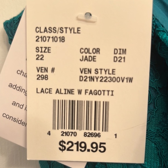 All-over lace illusion plunge gown - Picture 8 of 8